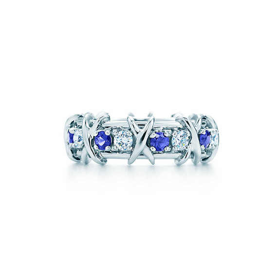 铂金镶蓝宝石和圆形明亮式切割钻石戒指.