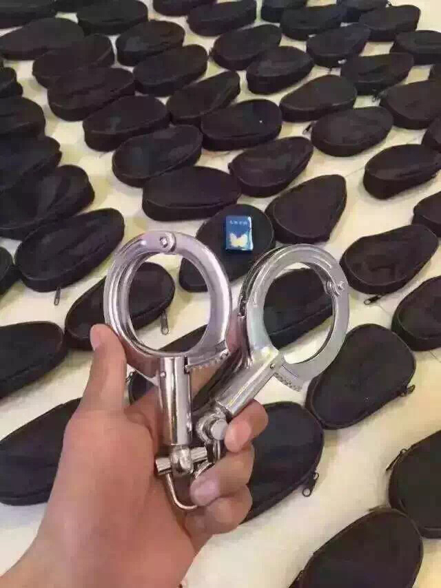 纯警用手铐,每款都有独立编码[得意][得意]价格不高,自于怎么玩就看你