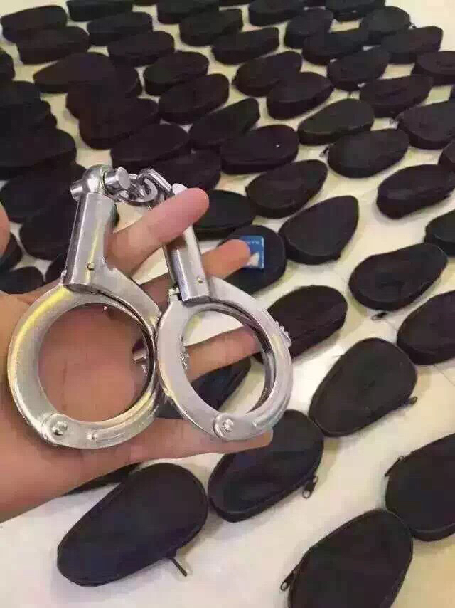 纯警用手铐,每款都有独立编码[得意][得意]价格不高,自于怎么玩就看你