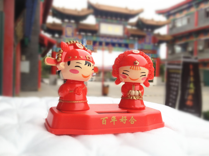 太阳能 摇头公仔 百年好合 汽车装饰摆件