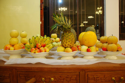 因为水果供佛算是人们对佛珠菩萨表达一种恭敬心,放点水果在神台容器