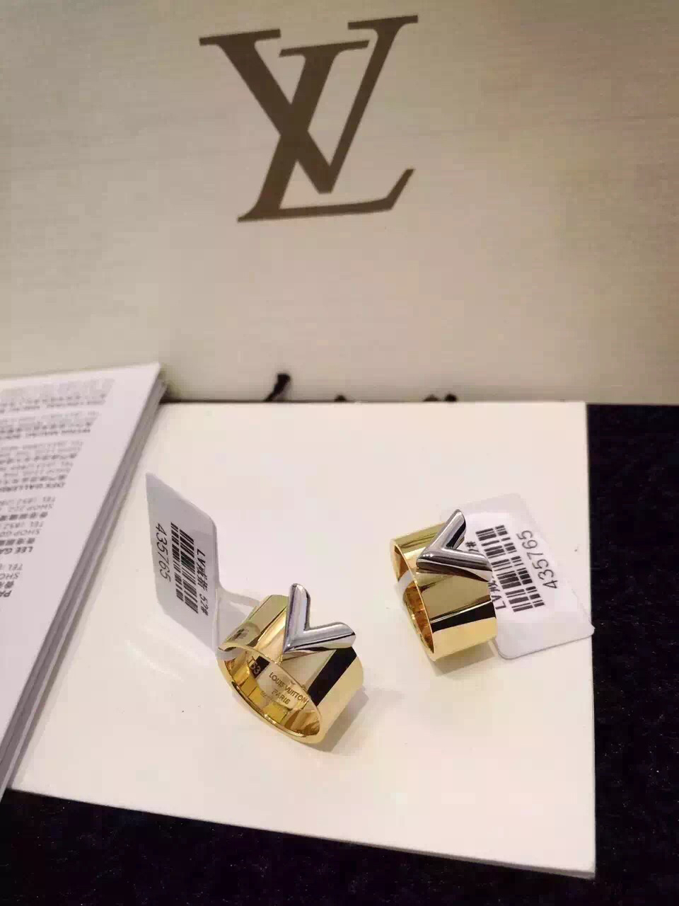 lv 2015最新戒指 v字