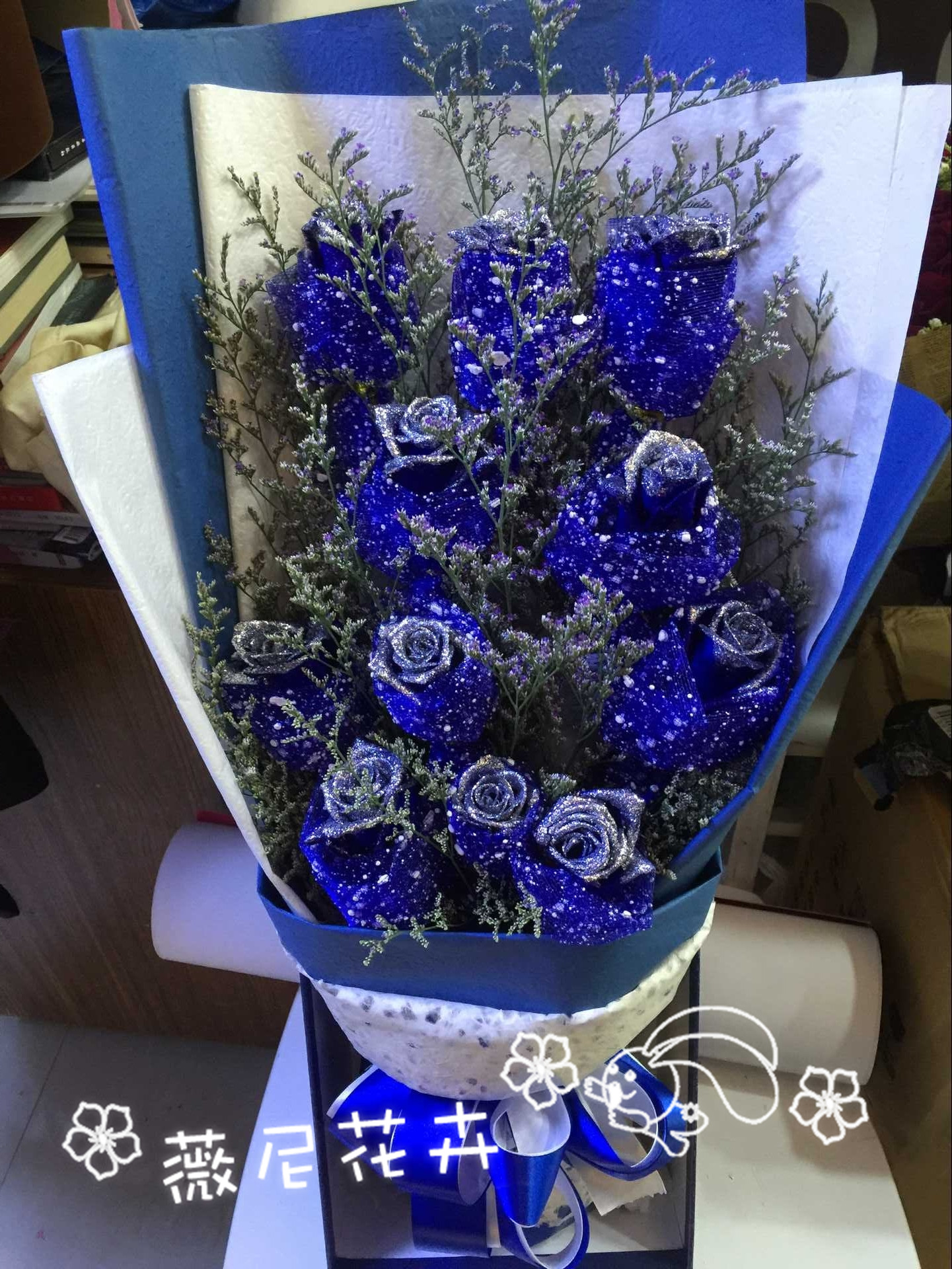 商品详情 【产品卖点】 11朵蓝色妖姬高档花束包装,主花材蓝色妖姬