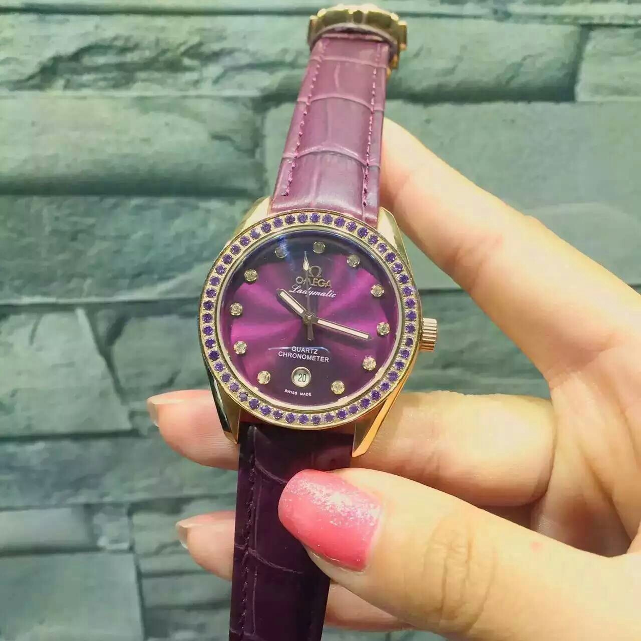 4、对于女性来说，第一块手表最好买卡地亚或者欧米茄