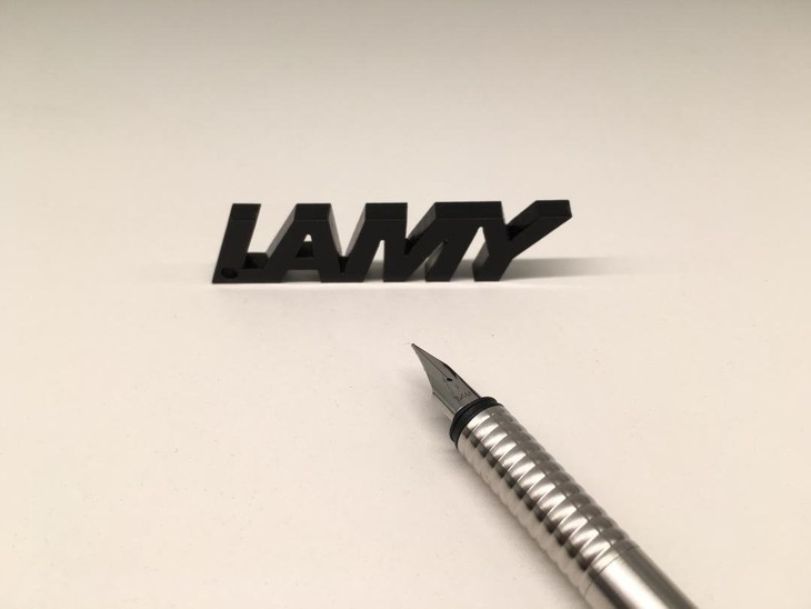 lamy logo(连环系列) 笔杆以磨砂或雾黑面的不锈钢制成,迷人的拉丝