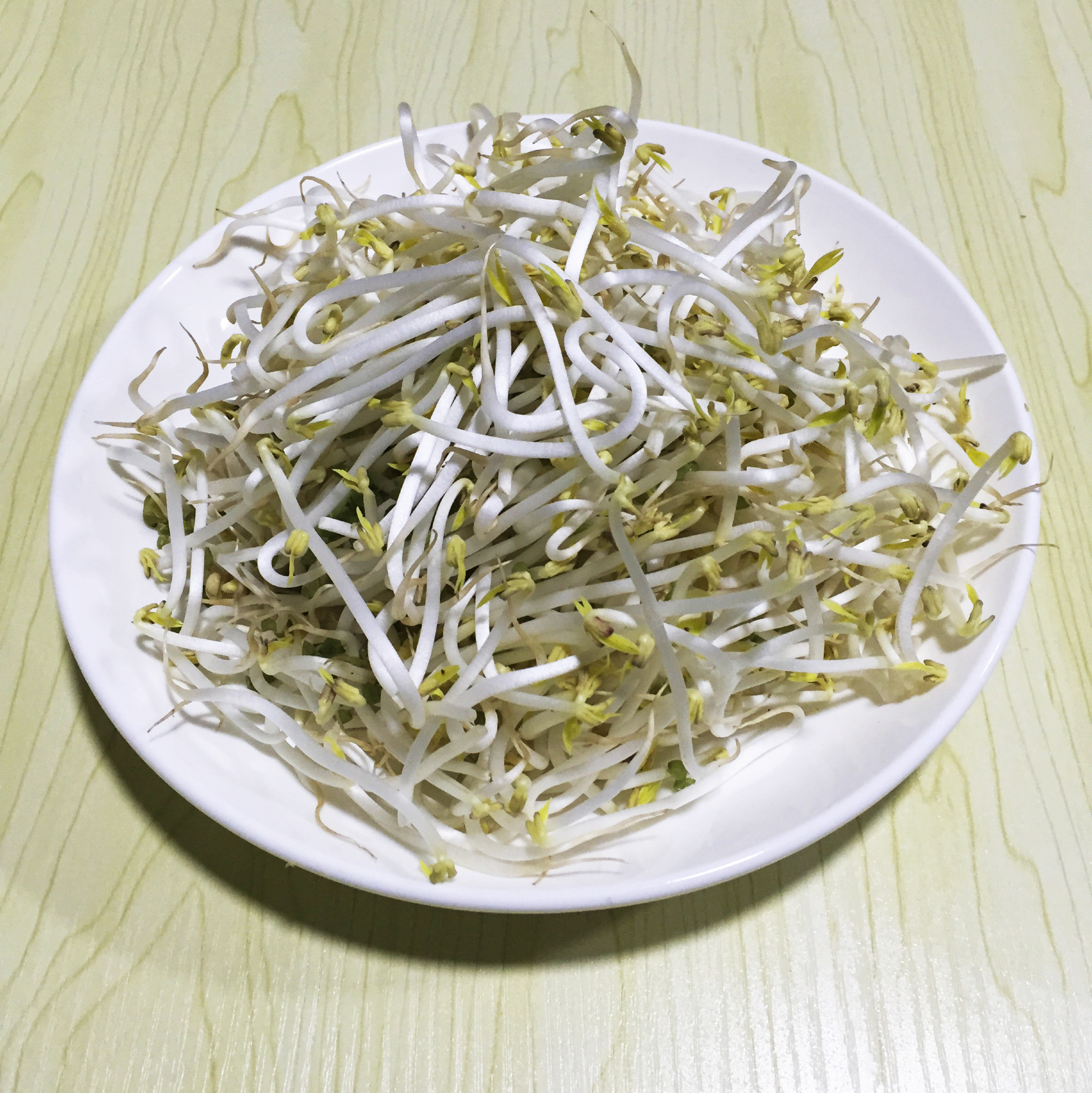 商品详情 1,名称:绿豆芽 2,热量:18大卡/100g 3,适宜人群 一般人均可