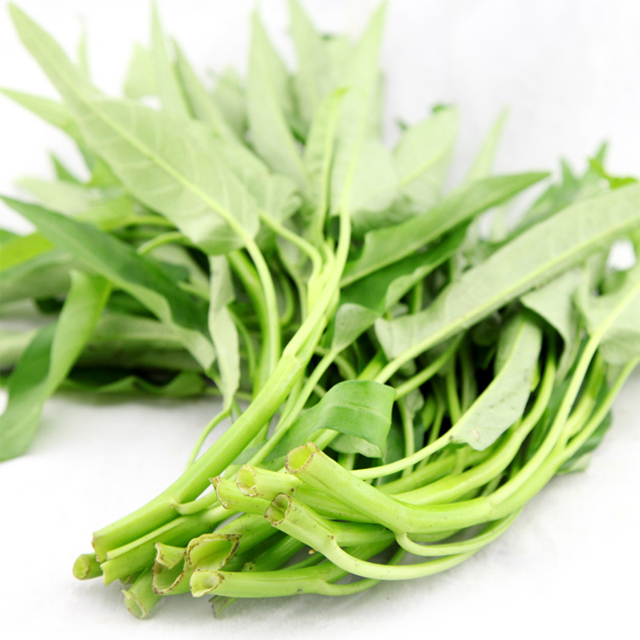 空心菜,鸡精,蒜头,盐 做法 1.空心菜一节一叶为段,用手摘下; 2.