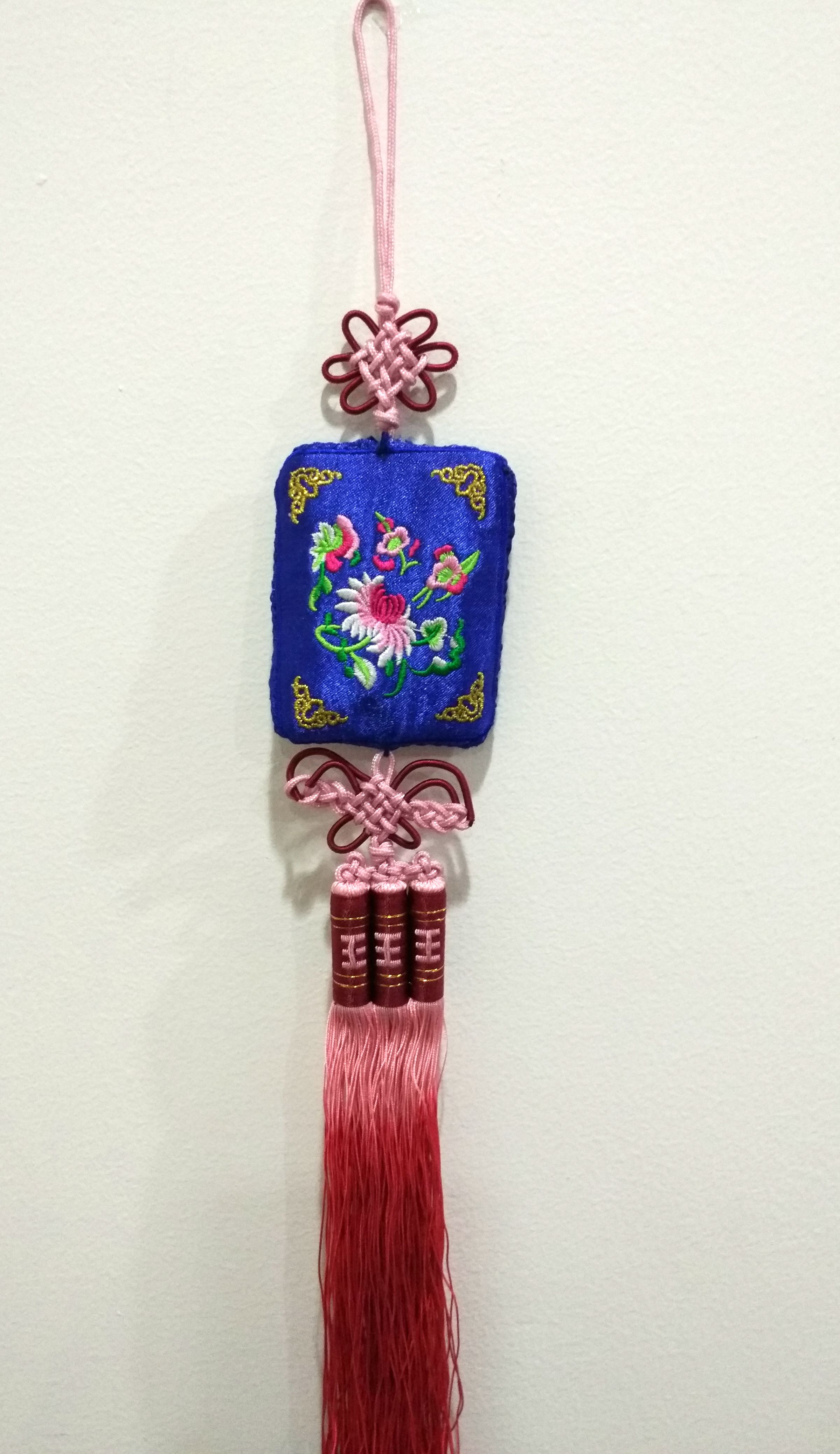 香囊绣以吉祥花卉图样,配以长绦流苏装饰,悬于窗畔,迎风摆舞,辉映明媚