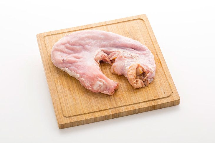 家庭处理新鲜猪肚的方法有如下几种: 用碱法:将猪肚用少许食用碱反复