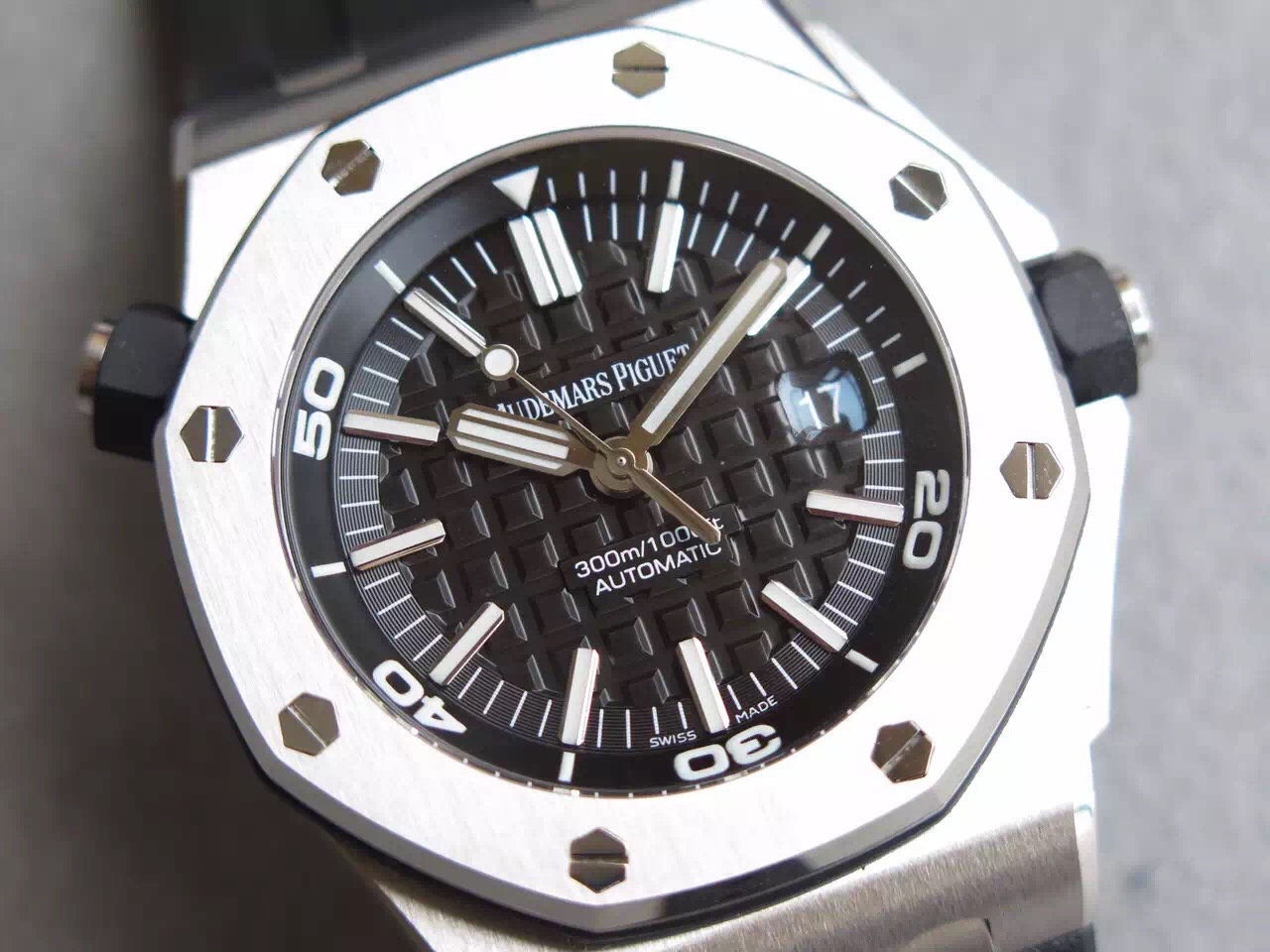 爱彼15710终极V8版，钛钢!实测高强度防水200米!进口9015改正品3120机!透底，原装潜水硅胶表带!足够乱真男士手表