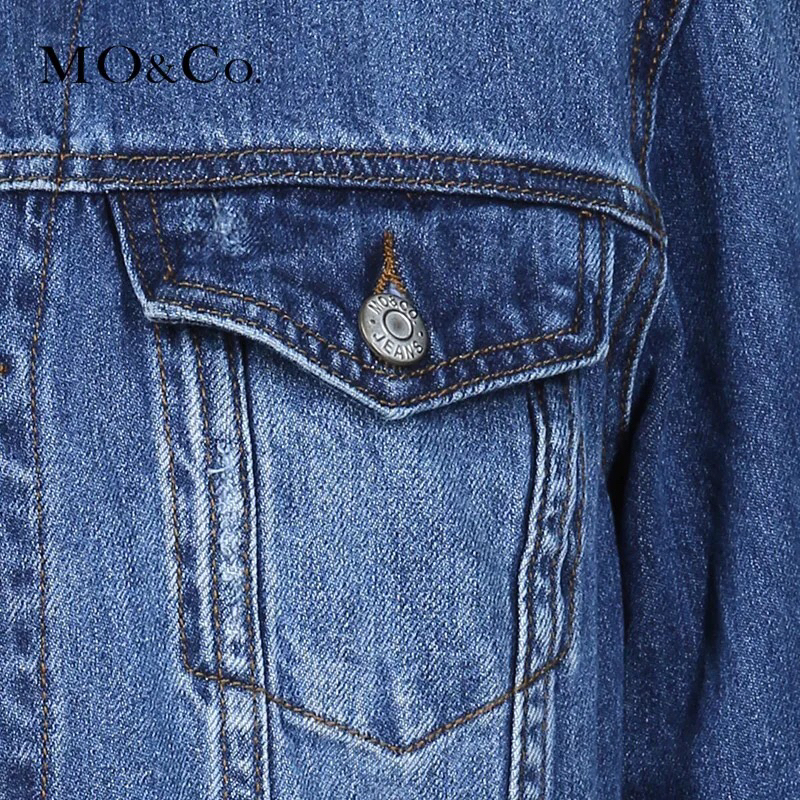 MO&Co.翻领破洞铆钉装饰不规则剪边牛仔外