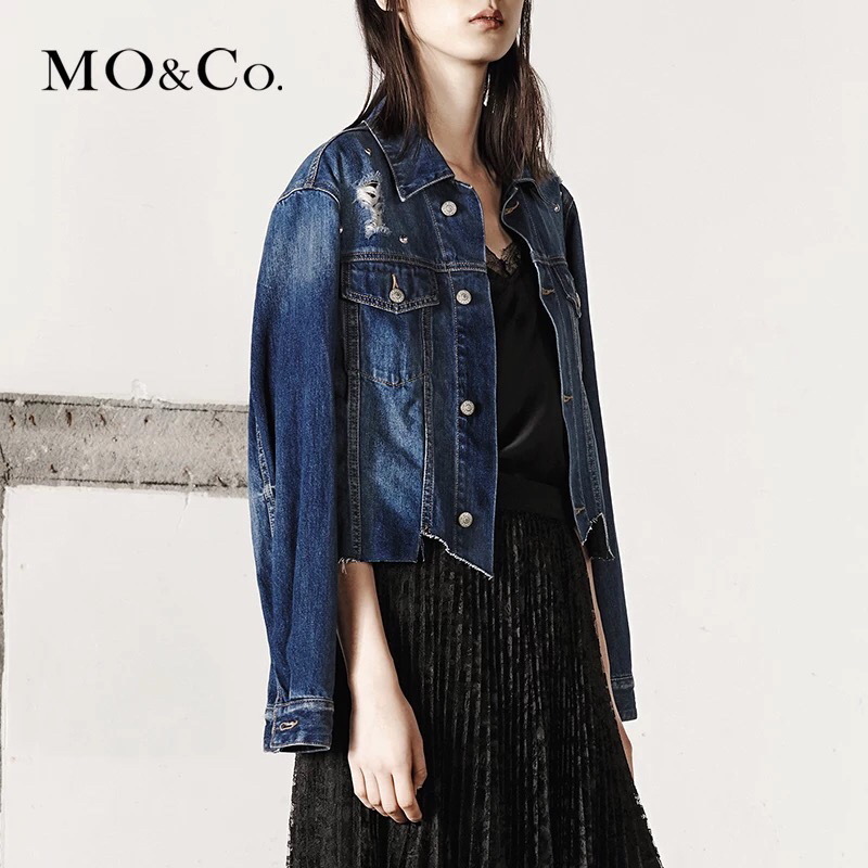 MO&Co.翻领破洞铆钉装饰不规则剪边牛仔外