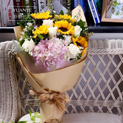 向日葵玫瑰绣球混搭花束 商品图0