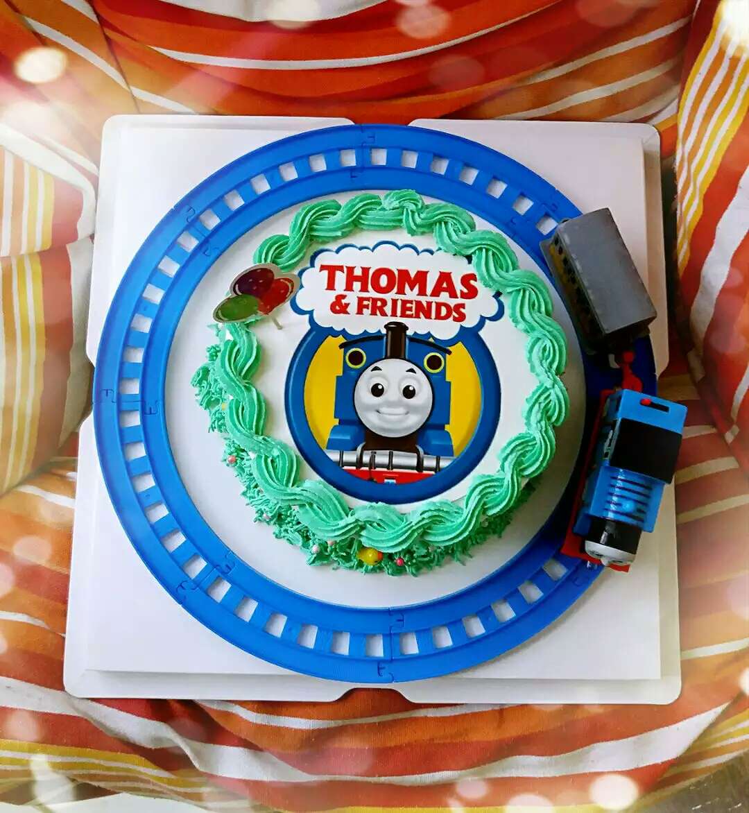音乐灯光电动托马斯小火车适合放6-8寸生日蛋糕带轨道车厢 带糯米纸