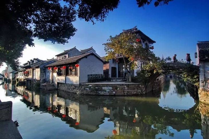 它们共同构造了一幅美妙的"小桥,流水,人家"的水乡风景画,在这听一首