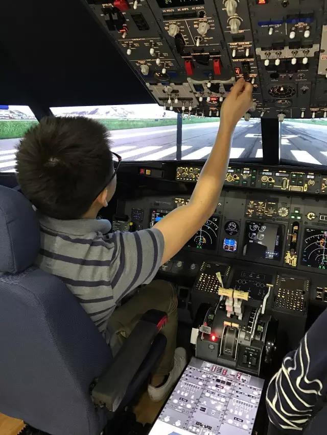 最酷炫的波音737模拟机舱飞机体验,小白也能玩飞行