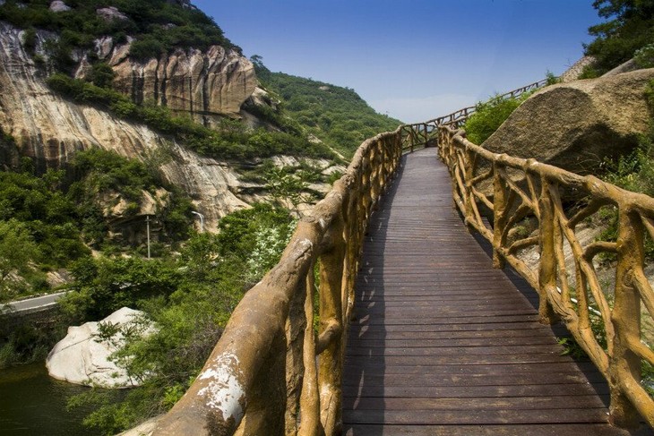 神堂峪自然风景区山峰险峻,怪石天成,帽造型奇特,高耸入云,令人