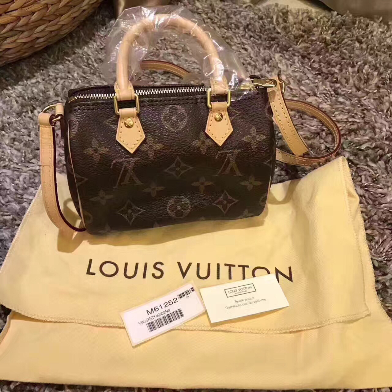 lv nano speedy迷你枕头包 16厘米 pvc牛皮 变色老花经典款 肩带不可