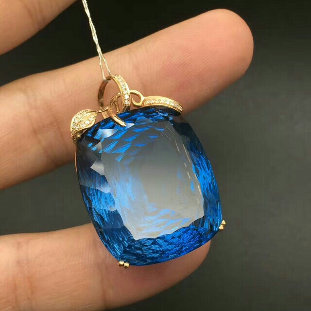 天然托帕石吊坠镶嵌18k金伴钻,石重60.88ct,金重3.144g,钻石26颗.