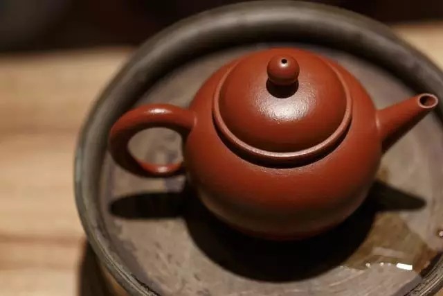 潮州工夫茶有"壶必孟臣,杯必若深"一说.