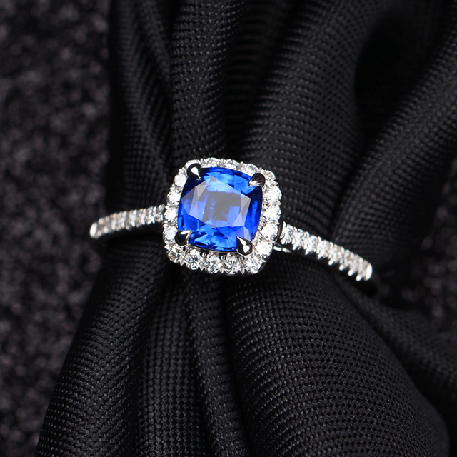 蒂芙尼蓝色蓝宝石18k金镶钻戒指