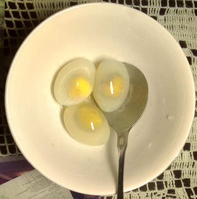 煮鸽蛋最佳的方法:把鸽子蛋洗净凉水浸泡一会儿,冷水下锅沸腾后煮3