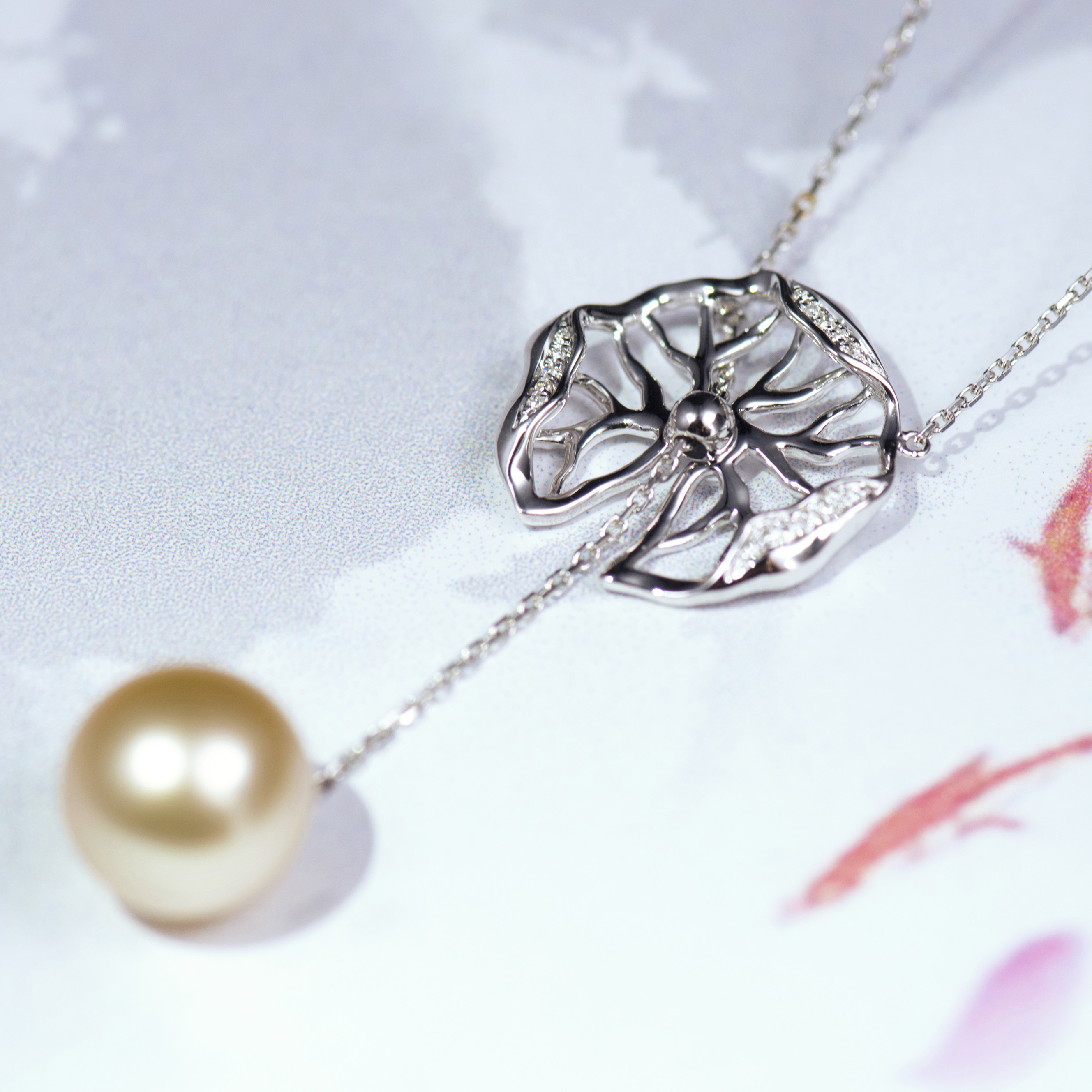 「掌上明珠」南洋香槟金珍珠荷叶造型18K白金项链