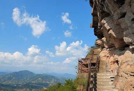 莲花峰于武夷山景区的西北部如两朵含苞欲放的石莲花,奇肖天然,峰因此