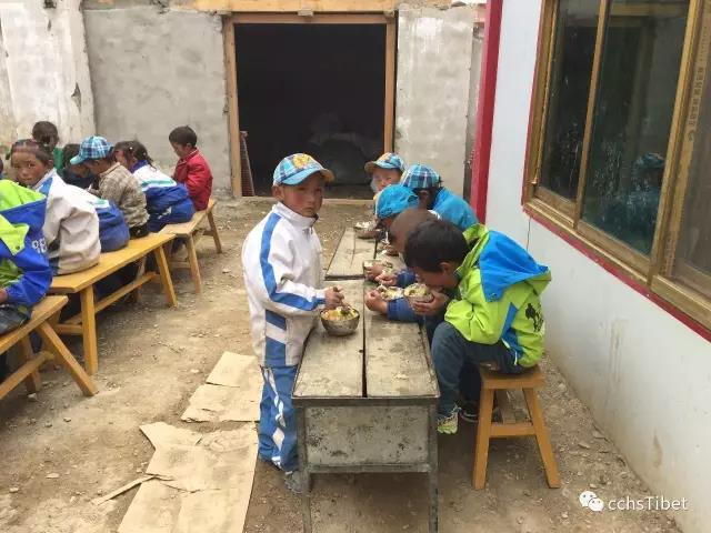 风肆虐,基本电常常遭到破坏,冬天学生们挤在昏暗有霉味的宿舍里睡觉