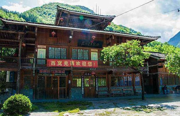 99元抢北川小寨子沟1977熊猫酒店豪华房(大床/标间,日赏千里彩林,夜