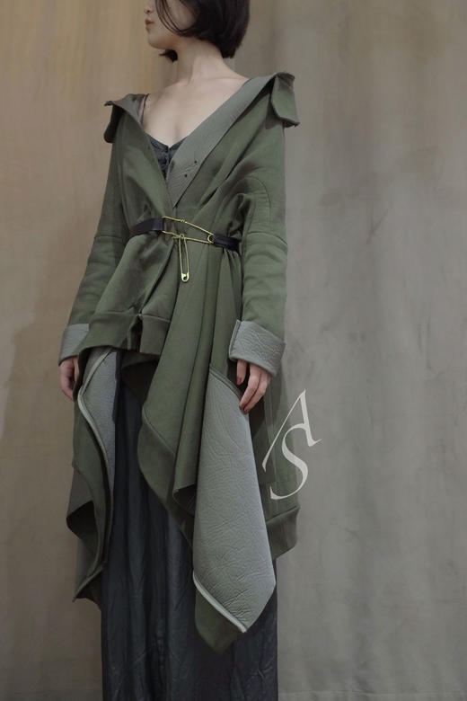 Undercover 卡其色连帽斗篷式大衣 秀款 商品图1