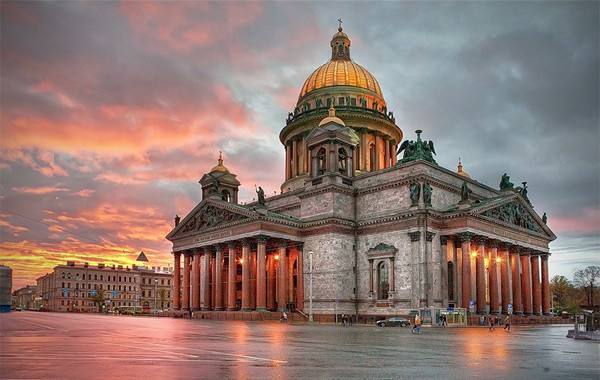 喀山教堂——喀山大教堂位于圣彼得堡的涅瓦大街上,专为存放俄罗斯