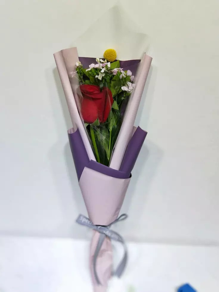 单支玫瑰加配花独立包装,5支起送!