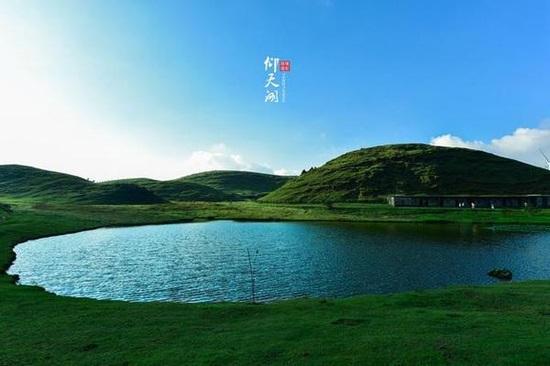 仰天湖为第四纪冰川期馈赠的一个死火山口,其自然水泊面积 20 余亩