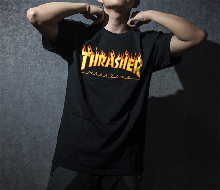 它属于世界上知名的滑板杂志thrasher magazine,因此它的衣服,鞋,包等