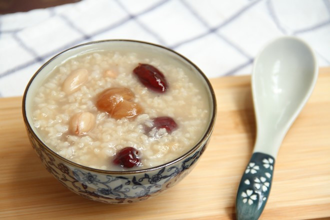 红枣桂圆花生粥
