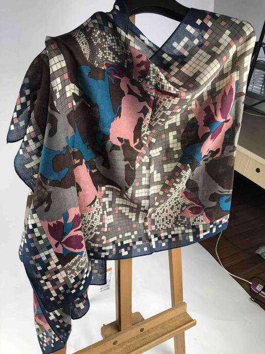 羊毛桑蚕丝精纺印花围巾 商品图4