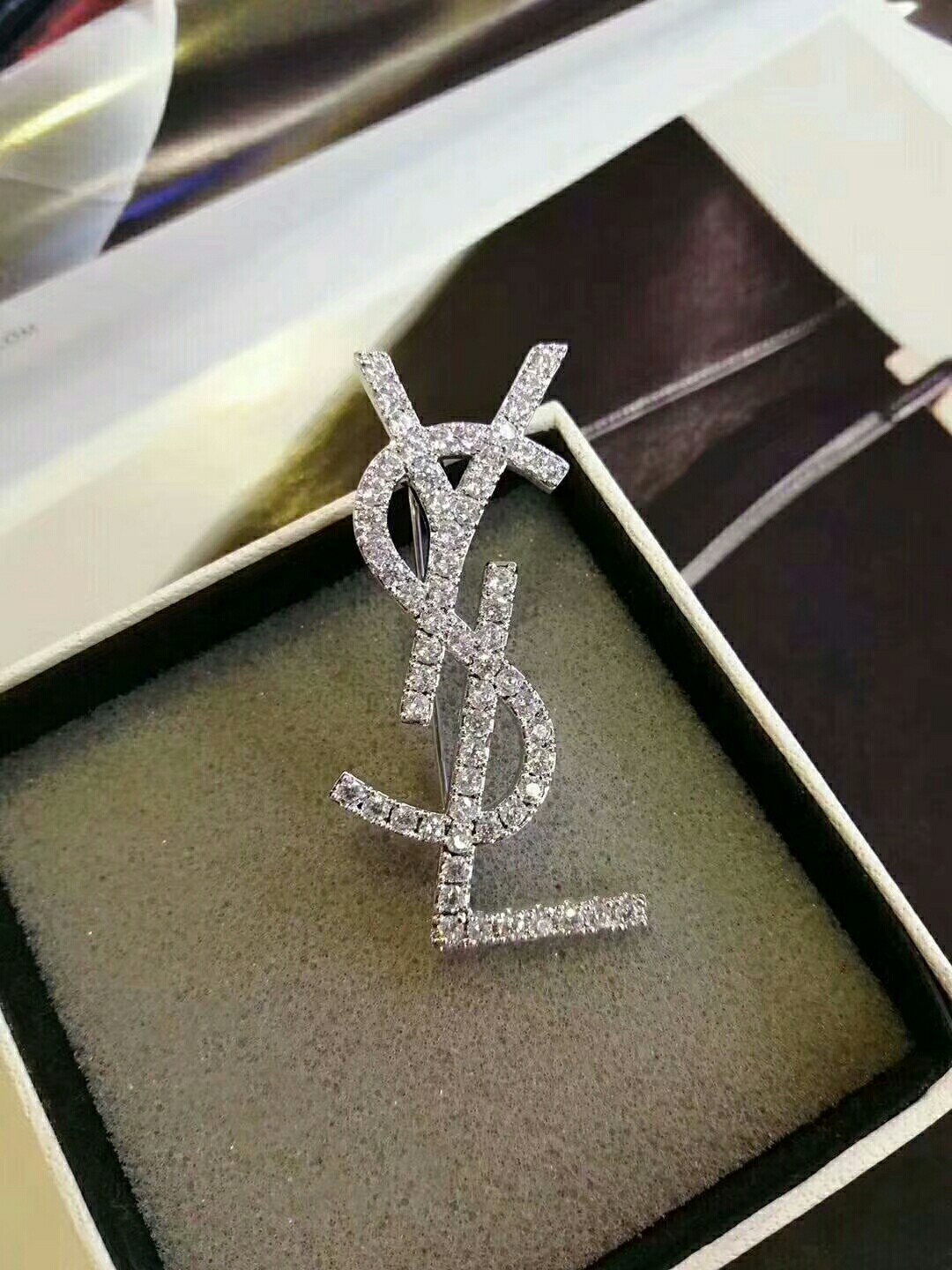 ysl(yves saint laurent)圣罗兰胸针 精镶单排钻 高端大气 总长5厘米