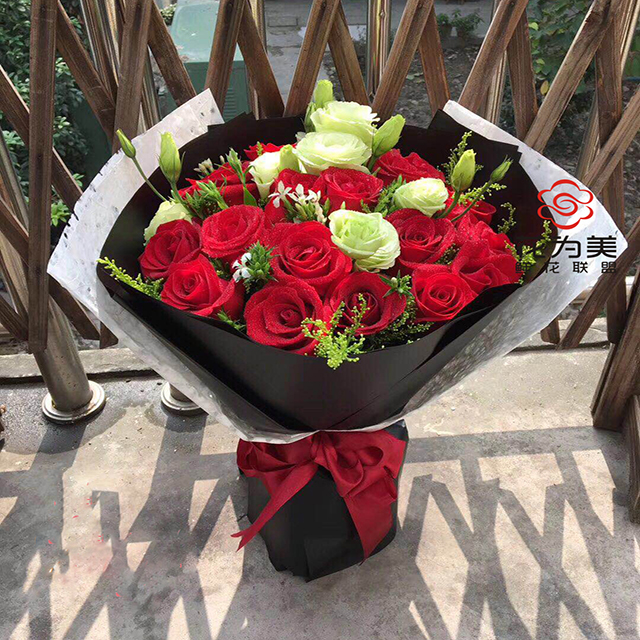 19朵红玫瑰洋桔梗花束