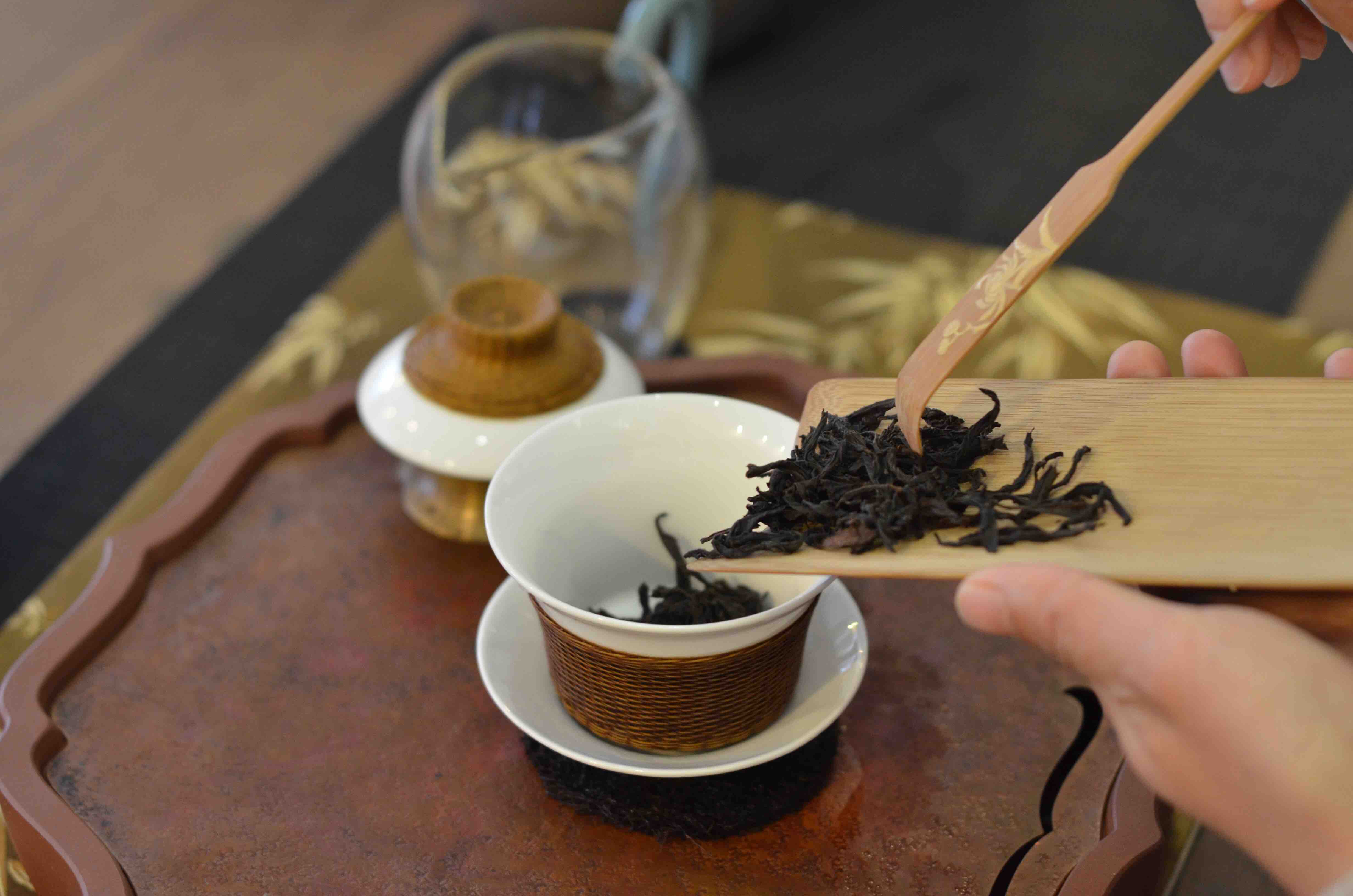 备水选器:冲泡红茶选用瓷质茶器尽显茶香汤色.