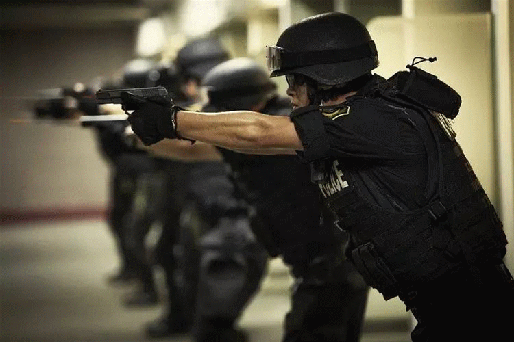 白白色在线视频 ></p></a> 特警动态图 特警gif  2015年12月21二货特警啊 为了