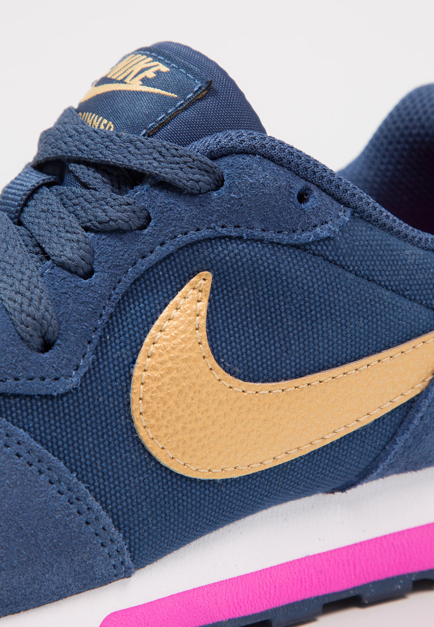 nike是全球著名的体育运动品牌,英文原意指希腊胜利女神,中文译为耐克