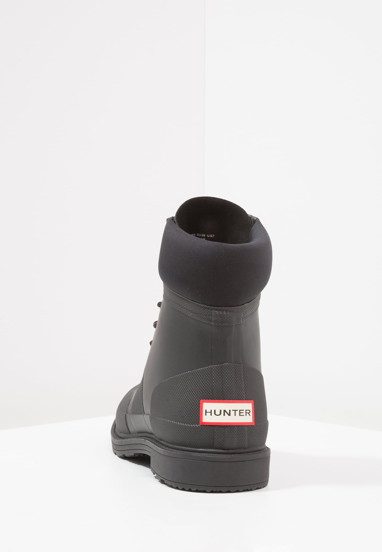 因此又称威灵顿靴(wellington boots),简称welly boots或wellies