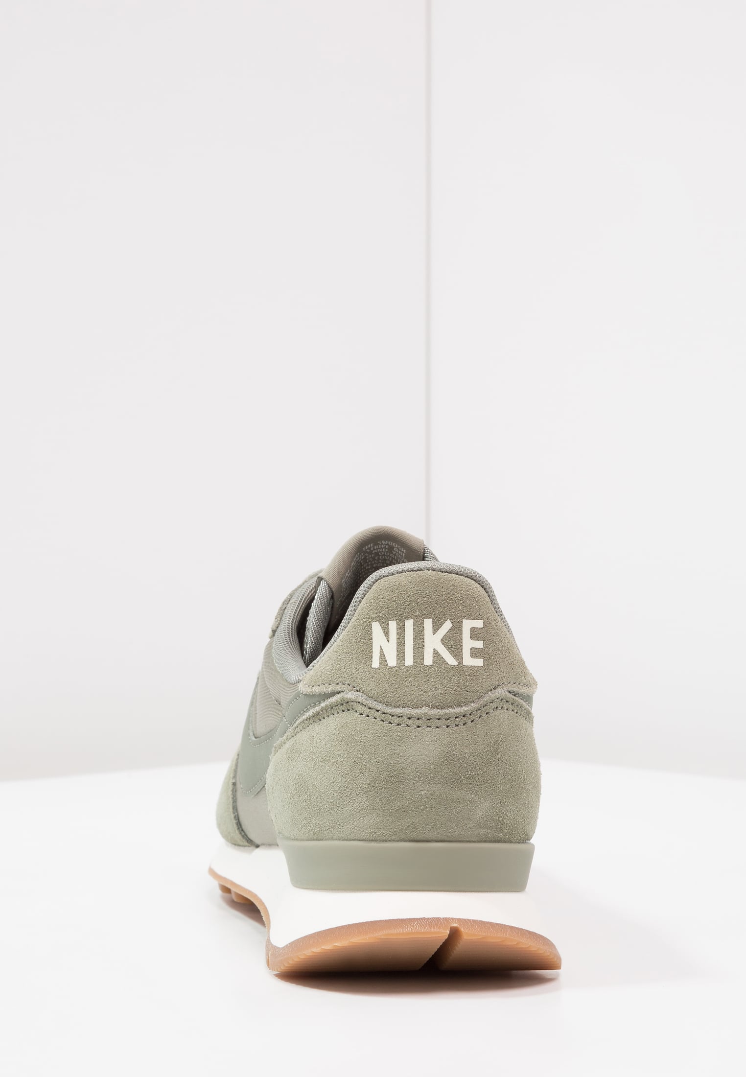 nike是全球著名的体育运动品牌,英文原意指希腊胜利女神,中文译为耐克