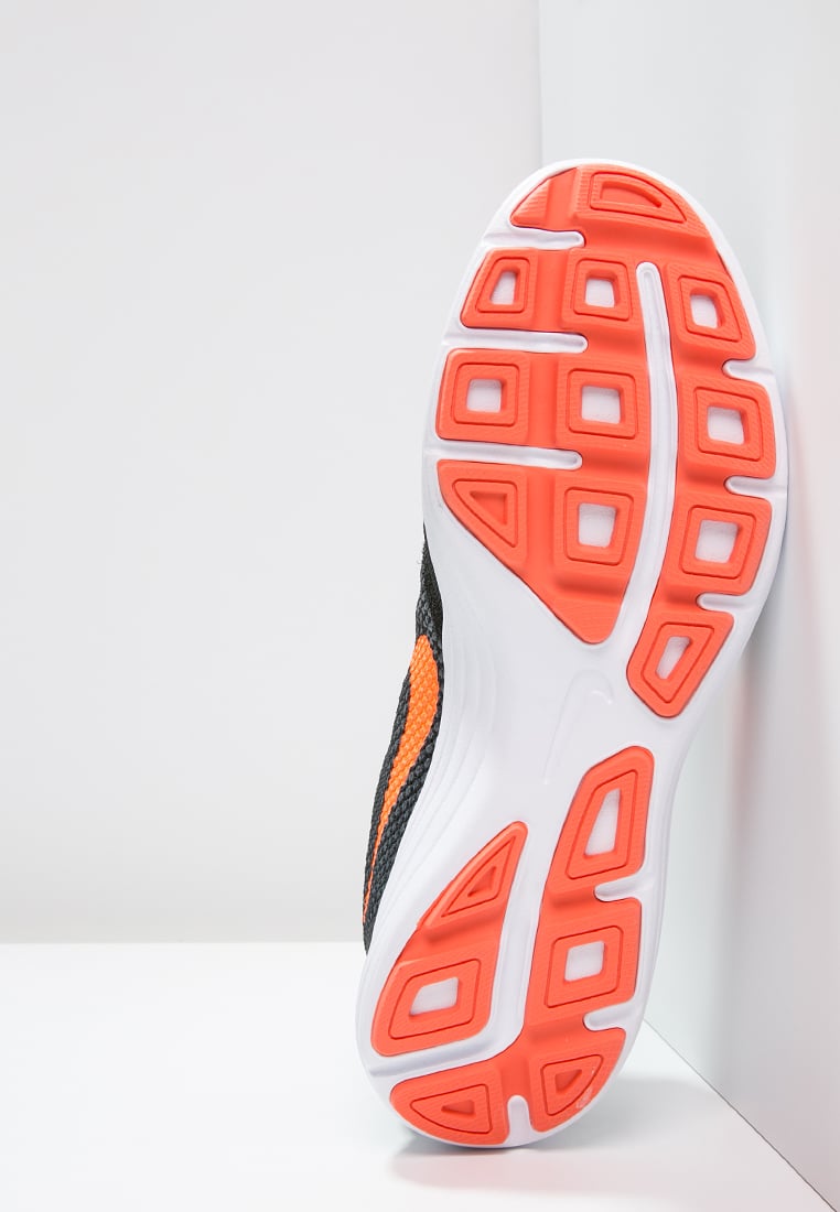 nike是全球著名的体育运动品牌,英文原意指希腊胜利女神,中文译为耐克