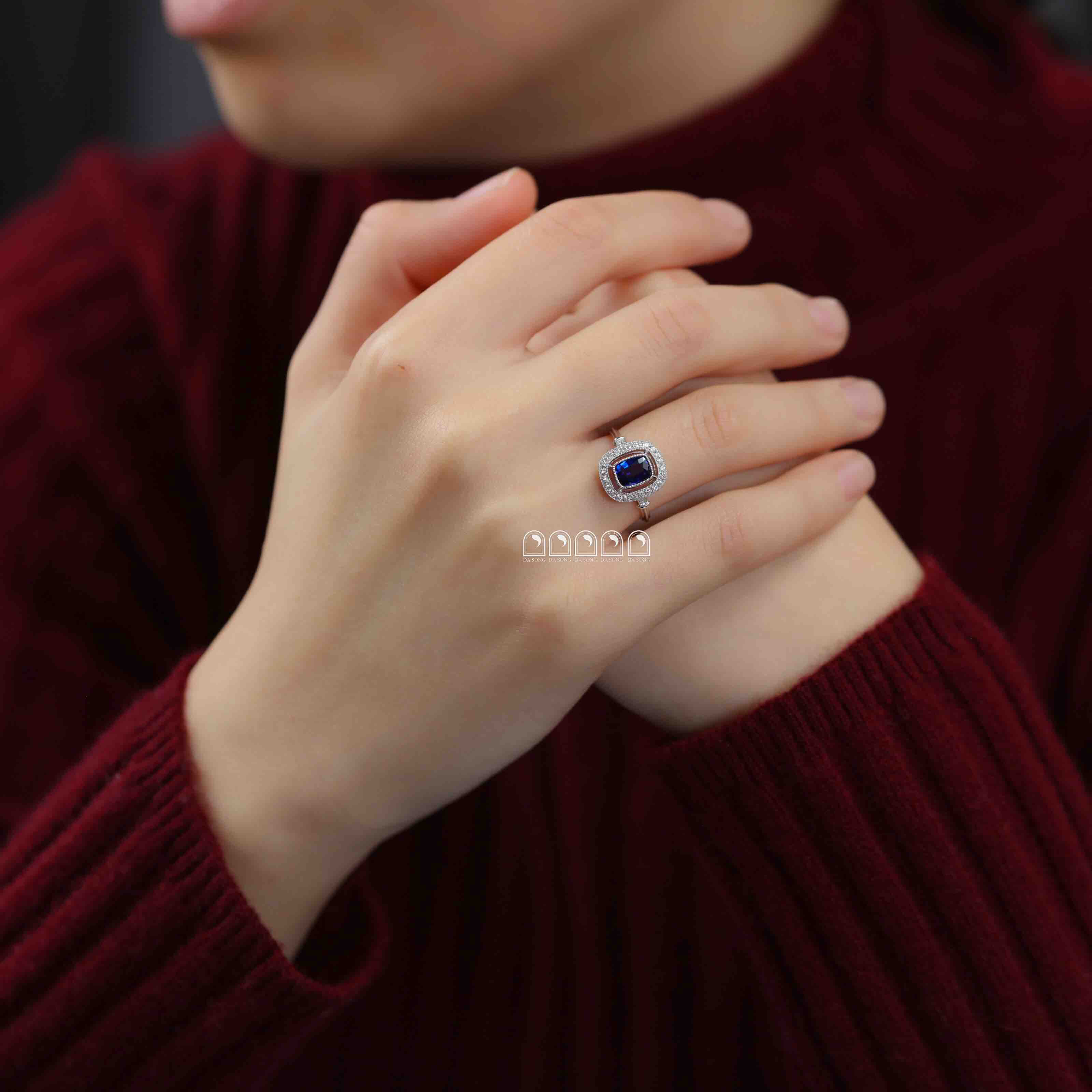 枕形无烧蓝宝钻戒