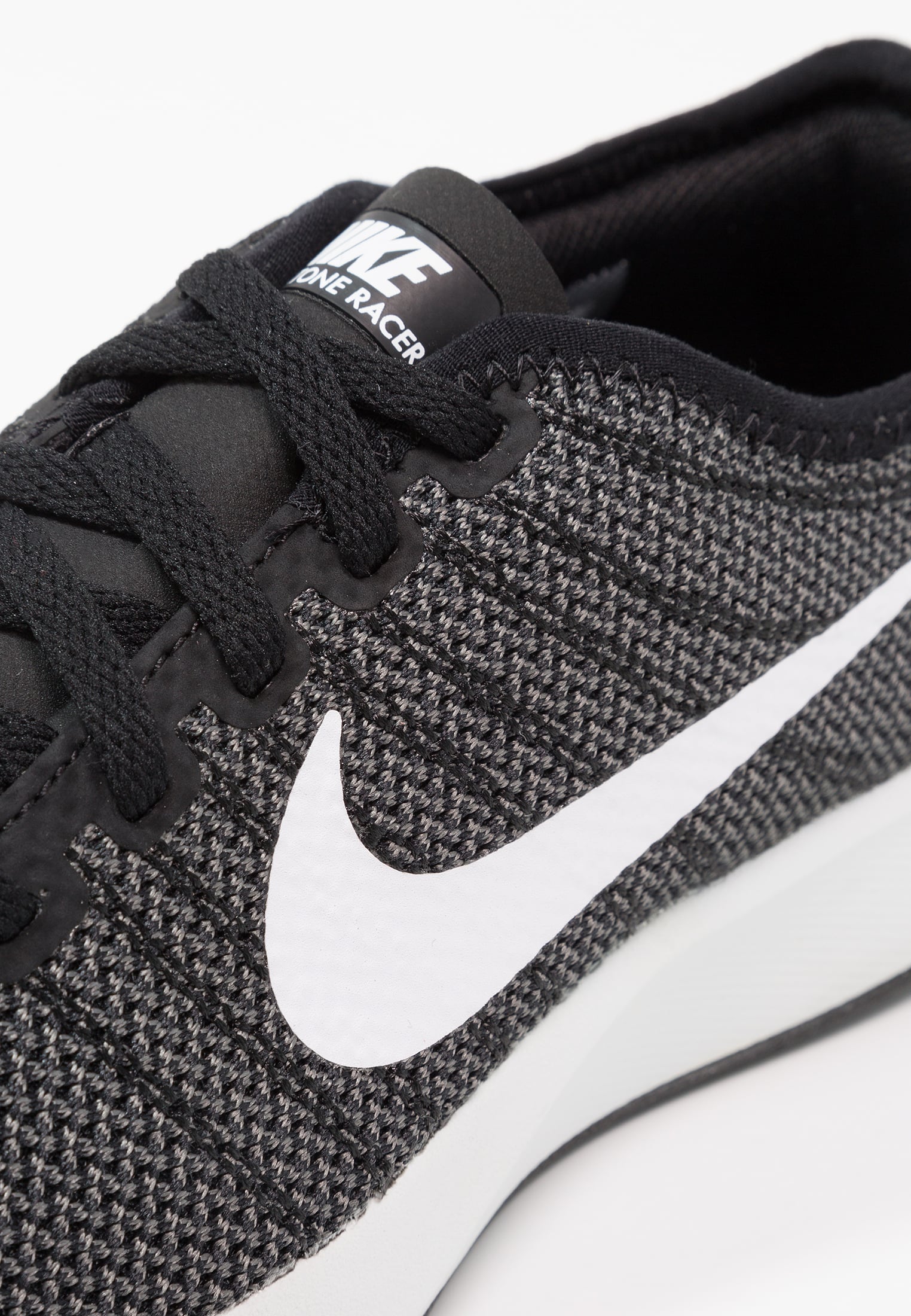 nike是全球著名的体育运动品牌,英文原意指希腊胜利女神,中文译为耐克