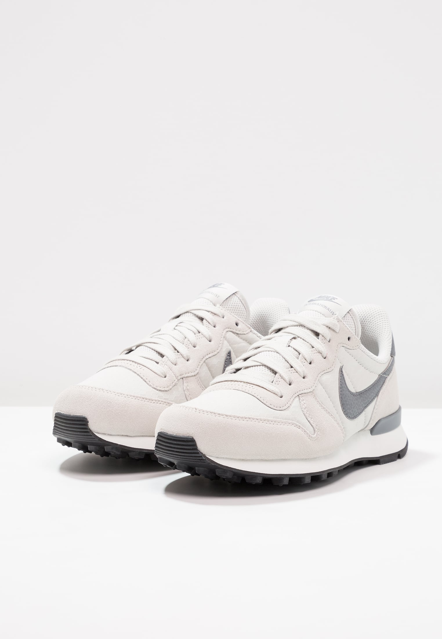 nike是全球著名的体育运动品牌,英文原意指希腊胜利女神,中文译为耐克