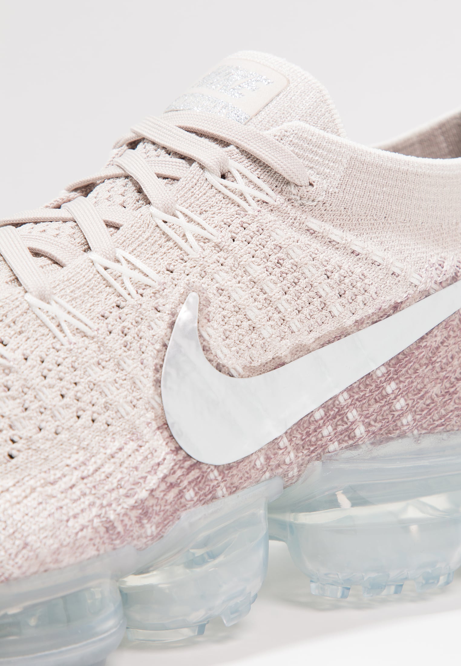 nike是全球著名的体育运动品牌,英文原意指希腊胜利女神,中文译为耐克