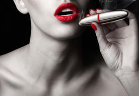 限量版口红 KILLER LIPSTICK 『送到她心里』 色号103 豆沙红，赠品随蛋糕配送，不单独配送/上门自提。